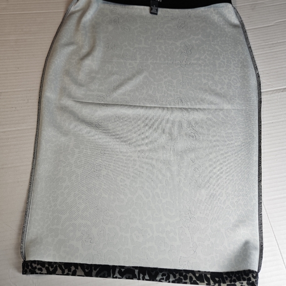 APT. 9 Women Leopard Pencil Skirt Size Large - Picture 7 of 9